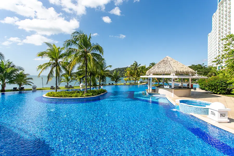 Entorno de resort en la playa del Pacífico